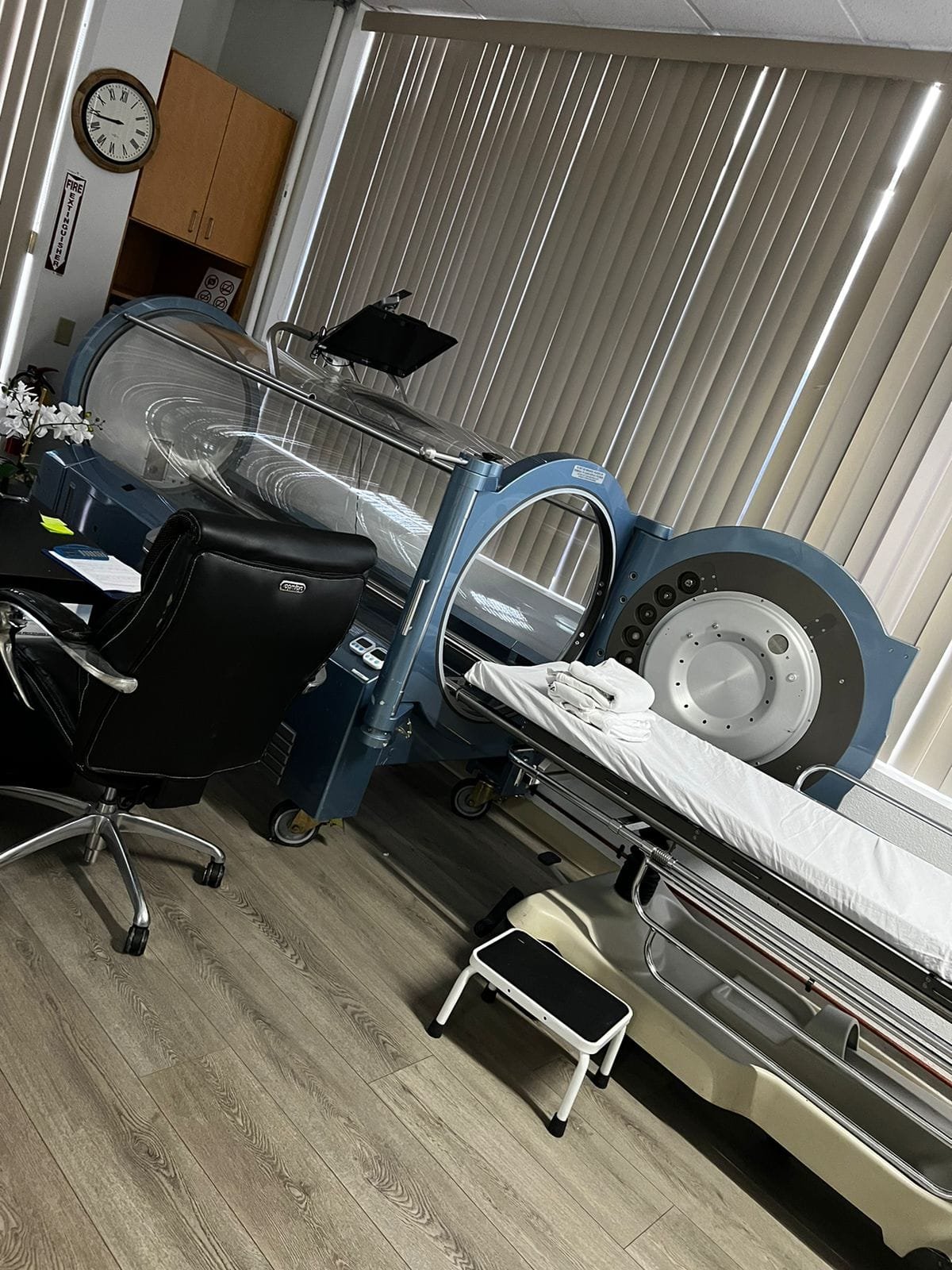 Treatment room with hyperbaric chamber and clinician station at Pacific Hyperbarics — Monterey